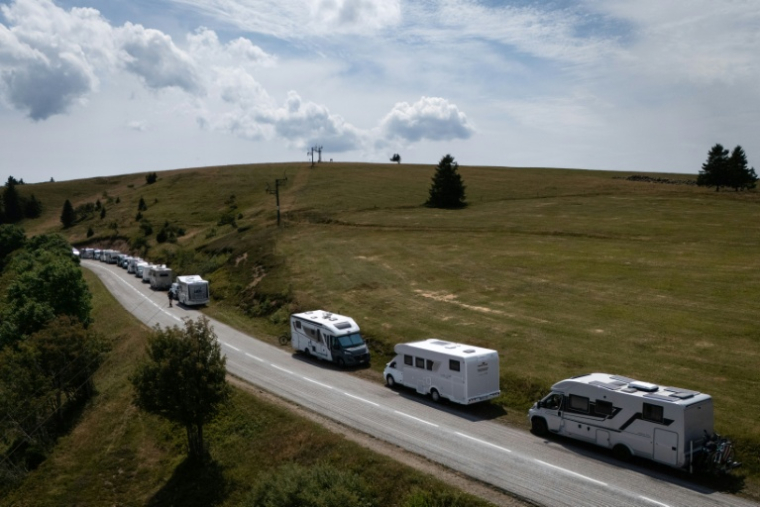 Vue aérienne de camping-cars stationnés le long de la "Route des crêtes" dans les Vosges, le 16 juillet 2026 à Oderen ( AFP / SEBASTIEN BOZON )