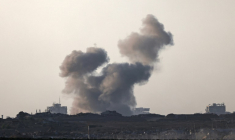 Photo prise depuis une position à la frontière entre Israël et la bande de Gaza montrant de la fumée s'élever au-dessus d'un secteur du territoire palestinien après une frappe israélienne, le 20 août 2025 ( AFP / AHMAD GHARABLI )