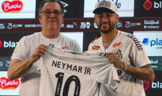 Neymar accueilli en héros à Santos