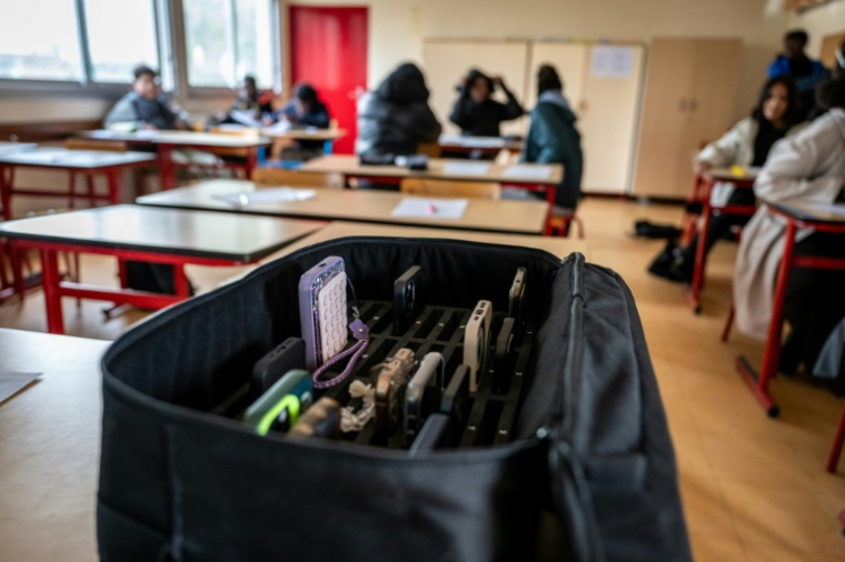 Une mallette contenant les téléphones portables des élèves,  mis de côté pendant les cours, au lycée professionnel Jean Mermoz de Montsoult, le 14 janvier 2026 dans le Val-d'Oise ( AFP / BERTRAND GUAY )