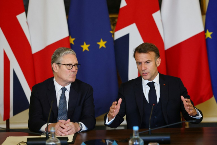 Le président français Emmanuel Macron (d) et le Premier ministre britannique Keir Starmer lors d'un sommet bilatéral au 10 Downing Street, le 10 juillet 2025 à Londres ( POOL / Gonzalo Fuentes )