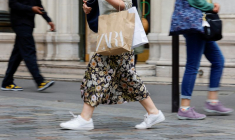 Une femme fait du shopping dans une rue de Paris