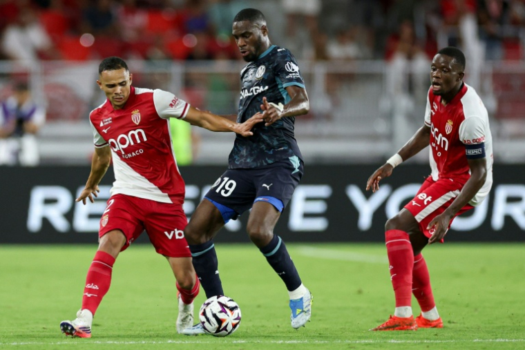 Le Monégasque Vanderson (gauche) au duel avec le Marseillais Geoffrey Kondogbia (centre) lors du match entre Marseille et Monaco pour le compte de la 2e journée de Ligue 1 au stade Louis-II le 30 août 2026 ( AFP / Valery HACHE )