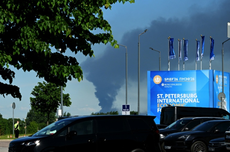 De la fumée à proximité de l'endroit où se tient le Forum économique (SPIEF) de Saint-Pétersbourg, le 3 juin 2026, en Russie ( AFP / STRINGER )
