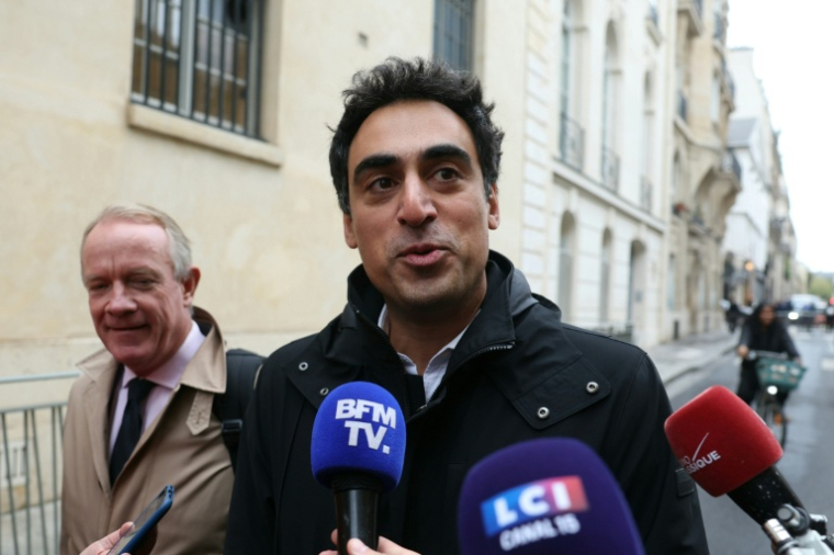 Le président des Entrepreneurs Amir Reza-Tofighi, répondant à la presse à sa sortie de l'hôtel Matignon le 24 septembre 2025 à Paris. ( AFP / Alain JOCARD )