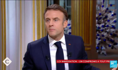 Loi immigration : face aux fractures de son camp, E. Macron défend "un bouclier" qui manque au pays