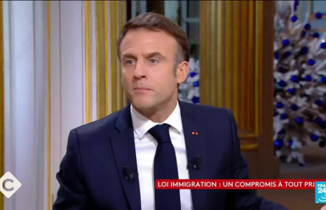 Loi immigration : face aux fractures de son camp, E. Macron défend "un bouclier" qui manque au pays
