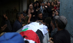 Des Palestiniens pleurent la mort d'un proche tué dans une frappe israélienne selon la Défense civile, dans la ville de Gaza, le 29 juillet 2025 ( AFP / Omar AL-QATTAA )