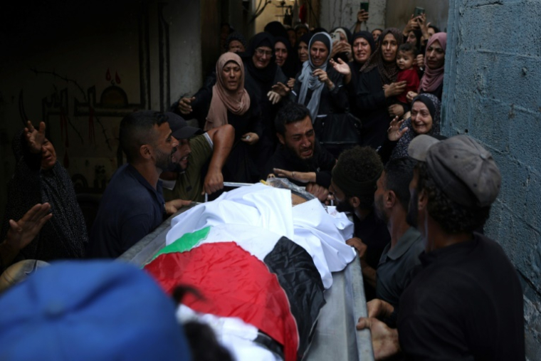 Des Palestiniens pleurent la mort d'un proche tué dans une frappe israélienne selon la Défense civile, dans la ville de Gaza, le 29 juillet 2025 ( AFP / Omar AL-QATTAA )