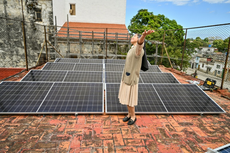 Soeur Gertrudis Abreu, une religieuse dominicaine vivant à Cuba, remercie Dieu devant un système de panneaux solaires flambat neuf installé sur le toit d'une cantine pour indigents géré par l'Eglise catholique, dans le quartier de Guanabacoa, à La Havane le 4 février 2026 ( AFP / ADALBERTO ROQUE )
