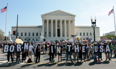 Des manifestants en faveur du droit du sol devant la Cour suprême des Etats-Unis, à Washington le 1er avril 2026 ( AFP / Kent Nishimura )