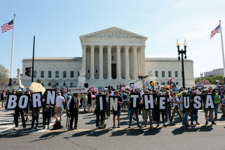 Des manifestants en faveur du droit du sol devant la Cour suprême des Etats-Unis, à Washington le 1er avril 2026 ( AFP / Kent Nishimura )