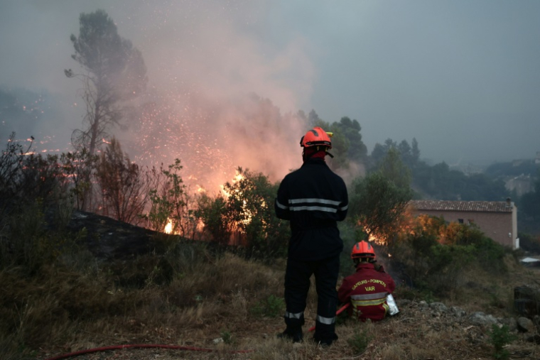 Des pompiers luttent contre un incendie de forêt sur la commune varoise de Montfort-sur-Argens, le 31 juillet 2026 ( AFP / Thibaud MORITZ )