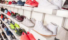 La hausse des droits de douane aux États-Unis pourrait provoquer une augmentation du prix des sneakers. (illustration) (Pixabay / garderobein)