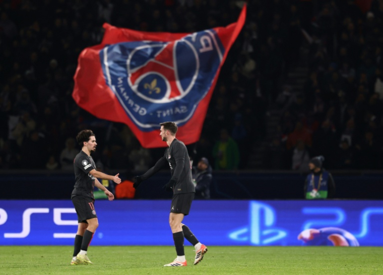Fabian Ruiz (D) et Vitinha, tous les deux buteurs, se congratulent lors d'un match de Ligue des champions du PSG contre Tottenham, le 26 novembre 2025 au Parc des Princes ( AFP / FRANCK FIFE )