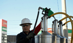 Un technicien du ministère de l'Énergie et des Mines vérifie la qualité et les prix des carburants dans une station-service de la ville de Guatemala, le 10 mars 2026 ( AFP / JOHAN ORDONEZ )