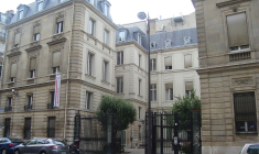 Interparfums a acquis l’ancien siège historique du Parti socialiste (PS), au 10, rue de Solférino à Paris (7e). (Crédit photo: Hegor - Wikimedia Commons)