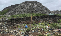 Vue d'ensemble d'une décharge en banlieue de Conakry, en Guinée, dont une partie s'est effondrée sur des habitations, tuant une trentaine de personnes, le 23 août 2026 ( AFP / - )
