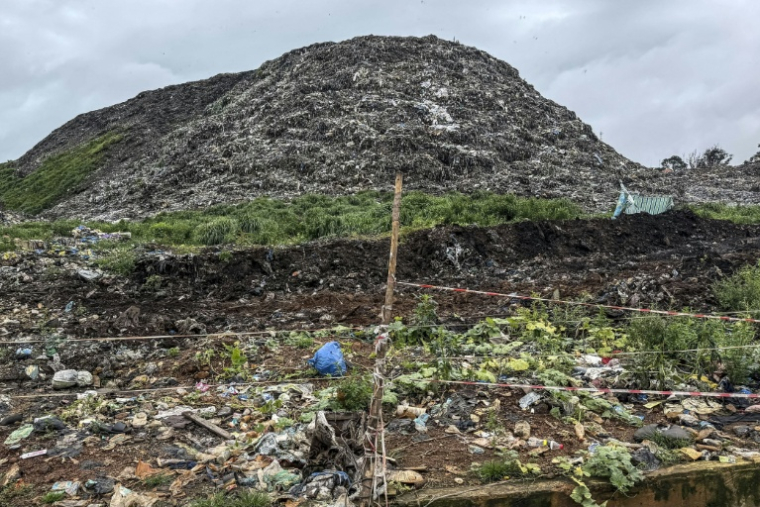 Vue d'ensemble d'une décharge en banlieue de Conakry, en Guinée, dont une partie s'est effondrée sur des habitations, tuant une trentaine de personnes, le 23 août 2026 ( AFP / - )