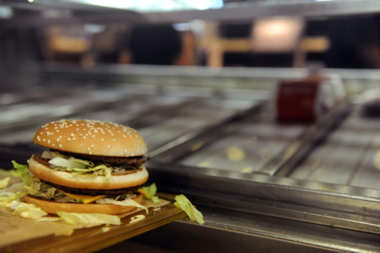 En moyenne, un consommateur paye 15 à 18 euros dans une enseigne de restauration rapide contre une trentaine d'euros dans un restaurant avec service à table ( AFP / REMY GABALDA )