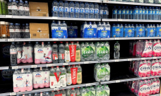 De l'eau en bouteille est en vente dans un supermarché