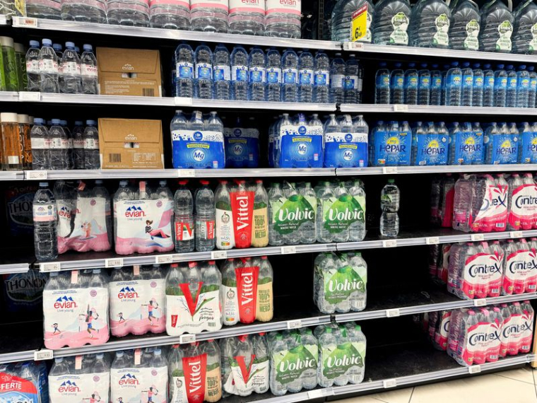 De l'eau en bouteille est en vente dans un supermarché