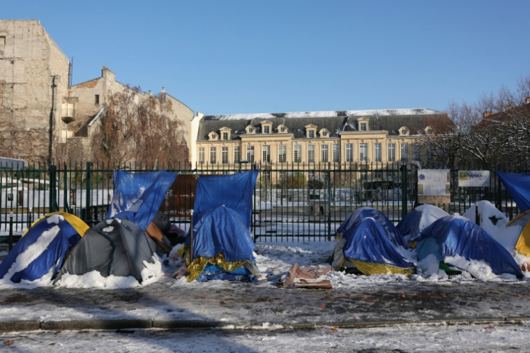 Des tentes de jeunes migrants près du Pont-Marie, dans le coeur historique de Paris enneigé, le 6 janvier 2026  ( AFP / Thomas SAMSON )