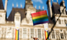 Le drapeau LGBTQIA+ devant la mairie de Paris