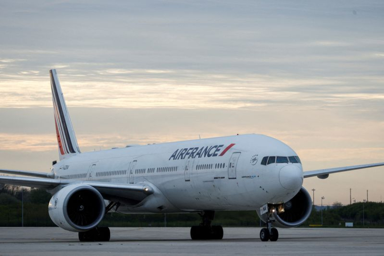 Un avion sur le tarmac de l'aéroport Paris-Charles de Gaulle