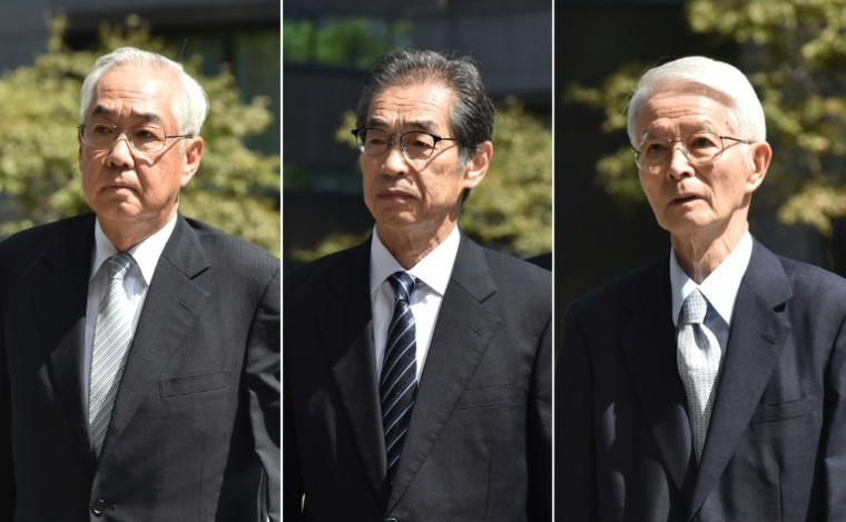 Trois anciens responsables de Tepco, la compagnie électrique opérant la centrale nucléaire de Fukushima: l'ancien président Tsunehisa Katsumata (d), mort en 2024, l'ancien vice-président Ichiro Takekuro (c) et Sakae Muto ( AFP / Kazuhiro NOGI )