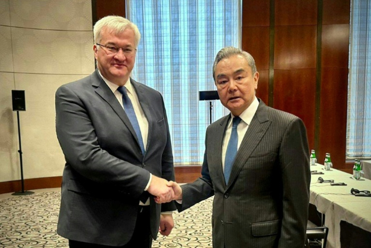 Photo prise et diffusée par le service de presse du ministère ukrainien des Affaires étrangères, le 13 février 2026, montrant le ministre chinois des Affaires étrangères, Wang Yi (d) et le ministre ukrainien des Affaires étrangères, Andriï Sybiga (g), lors de la 62e Conférence de Munich sur la sécurité (MSC) ( Service de presse du ministère ukrainien des Affaires étrangères / Handout )