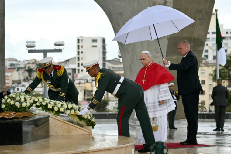 Le pape Léon XIV dépose une gerbe de fleurs lors de sa visite au Maqam Echahid, monument des martyrs aux victimes de la guerre d'indépendance contre la France, le 13 avril 2026 à Alger ( POOL / Alberto PIZZOLI )