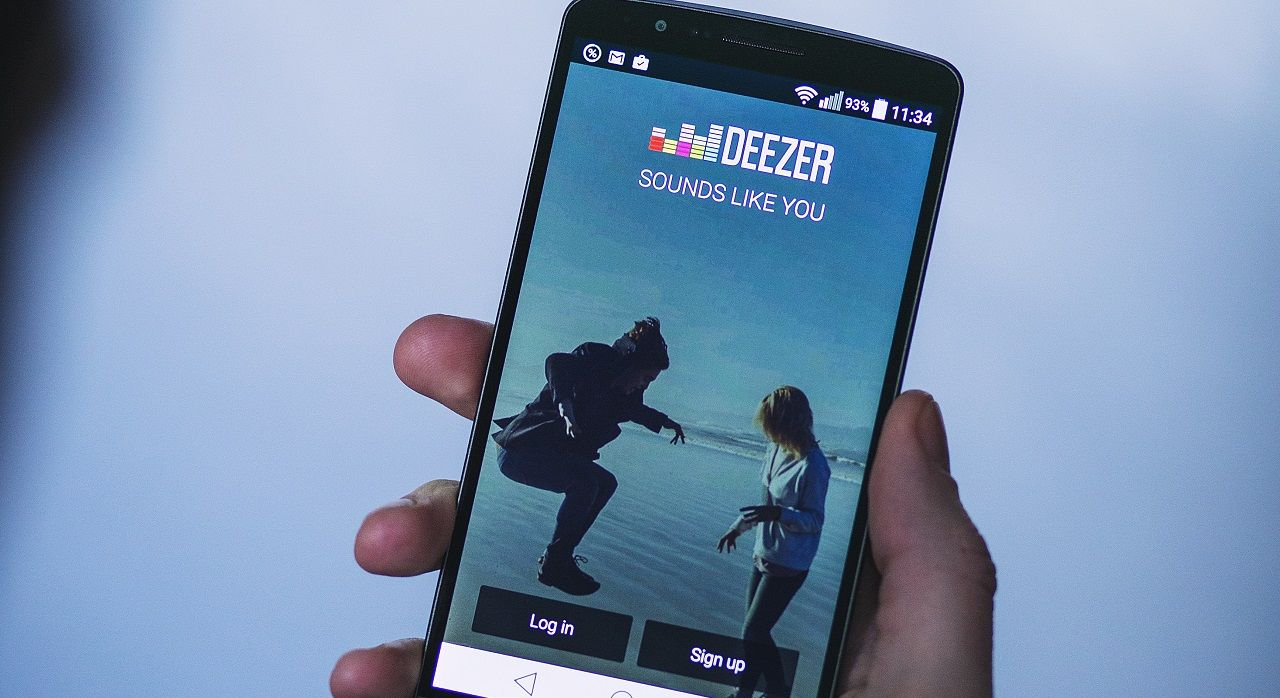 Photo de l'application Deezer sur un smartphone. (Crédit: freestocks.org / Pexels)