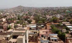 Des insurgés attaquent des bases militaires au Mali