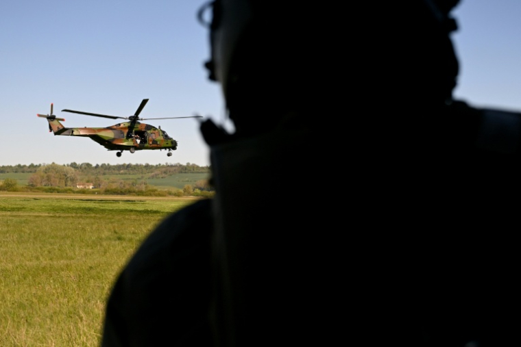 Un hélicoptère d'attaque français NH90 Caïman décolle de la base aérienne de Chaumont-Semoutiers dans le cadre d'un exercice militaire à Semoutiers-Montsaon, en Haute-Marne, le 23 avril 2026  ( AFP / Jean-Christophe VERHAEGEN )
