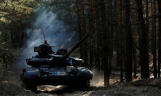 Des soldats ukrainiens conduisent un char russe capturé dans la région de Kupiansk, en Ukraine