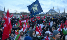 Des personnes brandissent des drapeaux turcs et palestiniens lors d'une manifestation de solidarité avec Gaza, à Istanbul, le 1er janvier 2026 ( AFP / Yasin AKGUL )