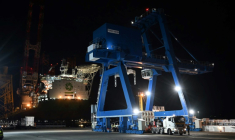 Une cargaison de combustible nucléaire MOX chargée dans la nuit du 5 au 6 septembre 2025 sur un navire spécialisé au port de Cherbourg, dans La Manche  ( AFP / Lou BENOIST )