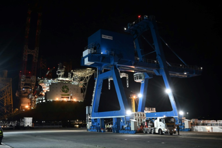 Une cargaison de combustible nucléaire MOX chargée dans la nuit du 5 au 6 septembre 2025 sur un navire spécialisé au port de Cherbourg, dans La Manche ( AFP / Lou BENOIST )