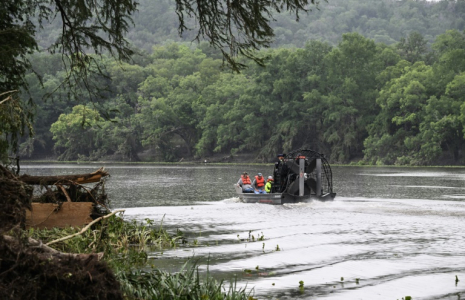 Des sauveteurs à bord d'un bateau pneumatique sur le fleuve Guadalupe recherchent des personnes portées disparues après les inondations subites à Hunt, dans l'Etat américain du Texas, le 6 juillet 2025 ( AFP / RONALDO SCHEMIDT )