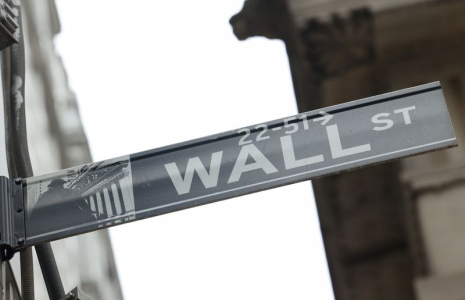 Un panneau de signalisation indique Wall Street à l'extérieur du New York Stock Exchange