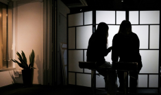 Des étudiantes de l'université de Hong Kong victimes de deepfakes pornographiques - B. et C. - regardent leur téléphone, le 29 juillet 2025 à Hong Kong ( AFP / Tommy WANG )