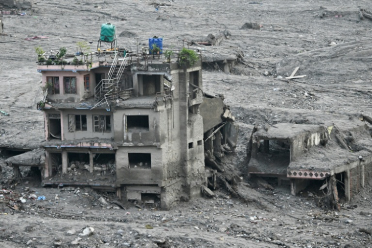 Un bâtiment endommagé submergé par la boue lors des crues soudaines à Trishuli, dans le district de Nuwakot, le 7 septembre 2026 au Népal ( AFP / Pedro PARDO )