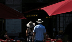 Un couple se protège du soleil à Bordeaux, le 25 juin 2026 ( AFP / Christophe ARCHAMBAULT )