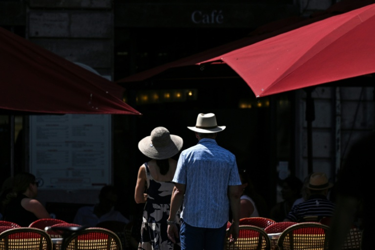 Un couple se protège du soleil à Bordeaux, le 25 juin 2026 ( AFP / Christophe ARCHAMBAULT )