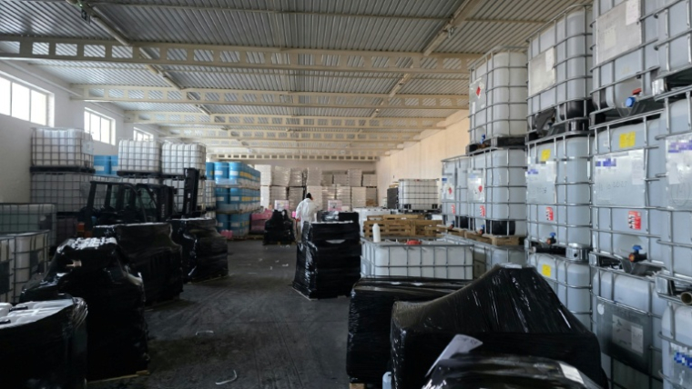 Photo prise le 16 janvier 2026 dans un lieu non précisé en Pologne et publiée par la police polonaise le 21 janvier montrant un entrepôt de stockage de produits chimiques destinés à la fabrication de drogues de synthèse ( Police polonaise / Handout )
