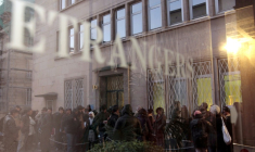 Plus de titres de séjour, moins de régularisations et une petite diminution des demandes d'asile: le ministère de l'Intérieur a publié le tableau 2025 de l'immigration  ( AFP / KENZO TRIBOUILLARD )