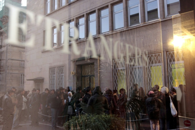 Plus de titres de séjour, moins de régularisations et une petite diminution des demandes d'asile: le ministère de l'Intérieur a publié le tableau 2025 de l'immigration  ( AFP / KENZO TRIBOUILLARD )