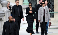 Kim Kardashian (C) sort du palais de justice de Paris après avoir témoigné au procès de son braquage, le 13 mars 2025 ( AFP / LEO VIGNAL )