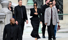 Kim Kardashian (C) sort du palais de justice de Paris après avoir témoigné au procès de son braquage, le 13 mars 2025 ( AFP / LEO VIGNAL )